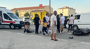 Motosikletle otomobilin çarpıştığı kaza kamerada; 2 yaralı