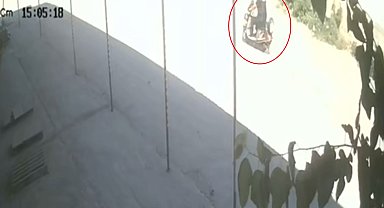 Motosikletlerin çarpıştığı kaza kamerada: 1'i ağır, 2 yaralı
