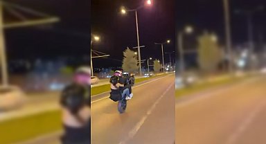 Motosikletlinin tek teker üzerinde tehlikeli yolculuğu kamerada