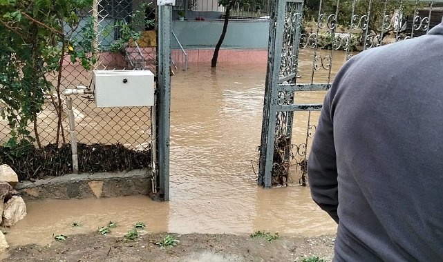 Mudanya'da sağanak su baskınına yol açtı, mahsur kalanlar kurtarıldı