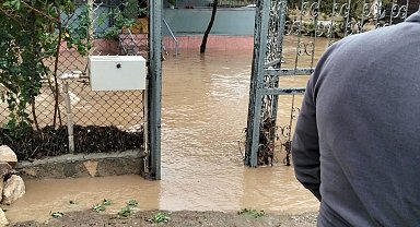 Mudanya'da sağanak su baskınına yol açtı, mahsur kalanlar kurtarıldı