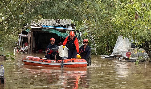 Mudanya'da sağanak su baskınına yol açtı, mahsur kalanlar kurtarıldı