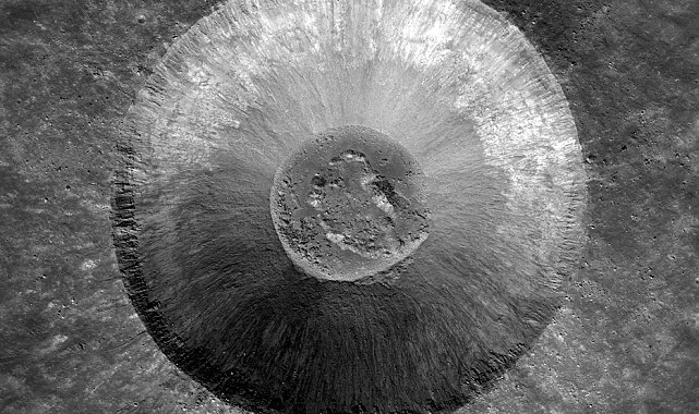 NASA uzay aracı Ay'da devasa yeni bir krater keşfetti
