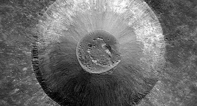 NASA uzay aracı Ay'da devasa yeni bir krater keşfetti