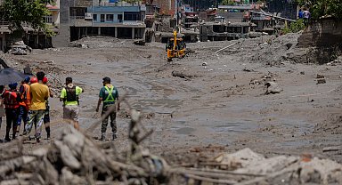Nepal'deki selde can kaybı 1367'ye yükseldi