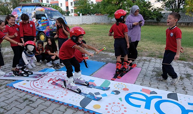 Okul bahçesinde oluşturulan pistle kayakla tanıştılar