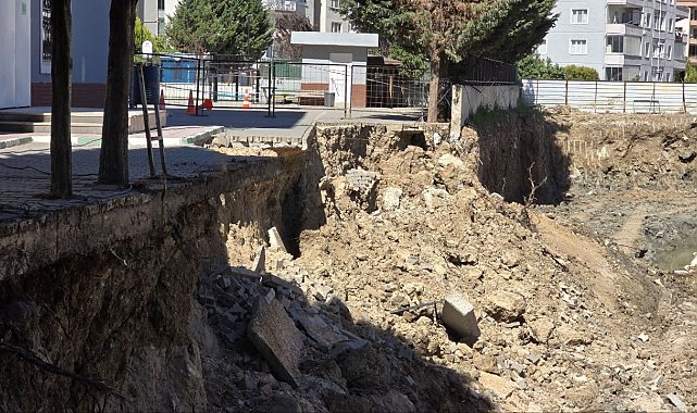 Okul bahçesinin istinat duvarı çöktü