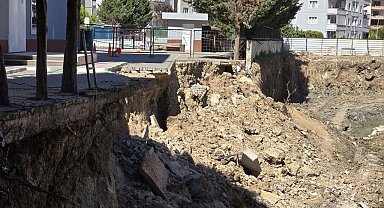 Okul bahçesinin istinat duvarı çöktü