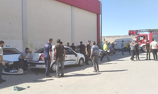 Önce kamyonete, ardından park halindeki araçlara çarpan otomobildeki 2 kiyi yaralandı