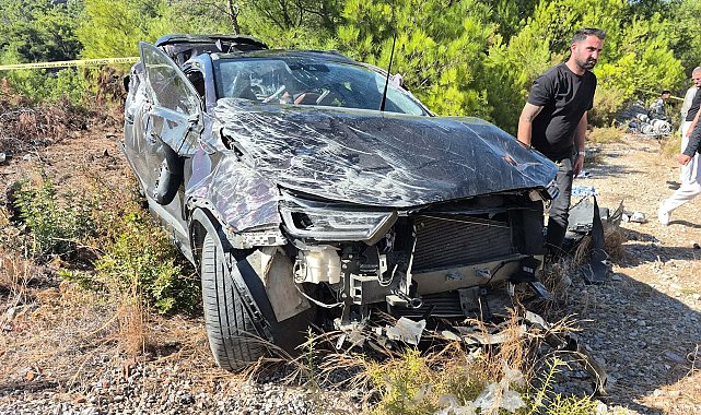 Otomobil bariyere ve elektrik direğine çarptı: 1 ölü, 3 yaralı