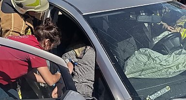 Otomobil bariyerlere çarpıp, refüje düştü; 1'i ağır 3 yaralı