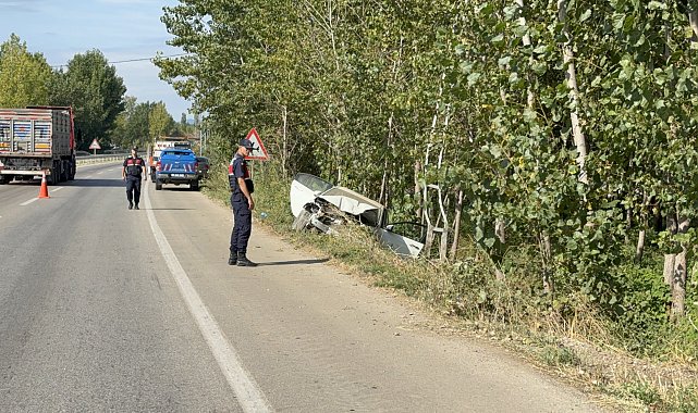 Otomobil, elektrik direğine çarptı; sürücü yaralandı, eşi öldü