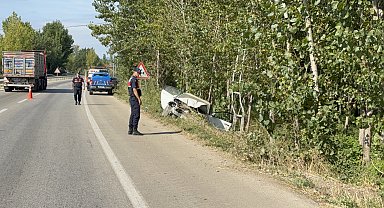 Otomobil, elektrik direğine çarptı; sürücü yaralandı, eşi öldü