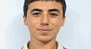 Otomobil ile çarpışan motosikletin sürücüsü öldü; kaza kamerada