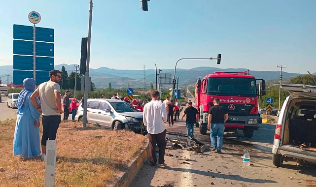 Otomobil ile hafif ticari araç kafa kafaya çarpıştı: 6 yaralı