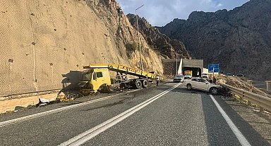Otomobil ile kamyon kafa kafaya çarpıştı; 1 ölü