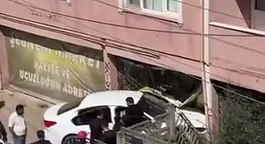 Otomobil iş yerine daldı: 1 yaralı