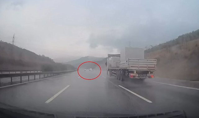 Otomobil kayganlaşan yolda bariyerlere çarptı
