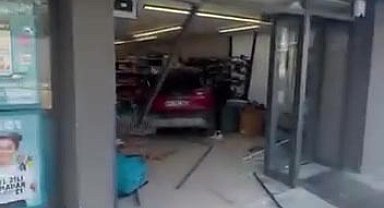 Otomobil markete girdi
