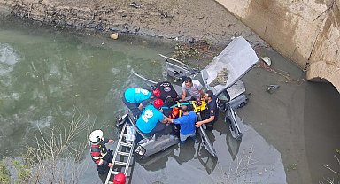 Otomobil, su tahliye kanalına uçtu: 2 yaralı