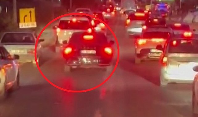 Otomobilin, ihbara giden itfaiye aracının önünde ilerlediği anlar kamerada