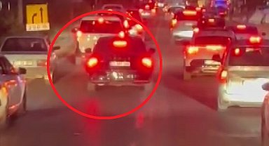 Otomobilin, ihbara giden itfaiye aracının önünde ilerlediği anlar kamerada
