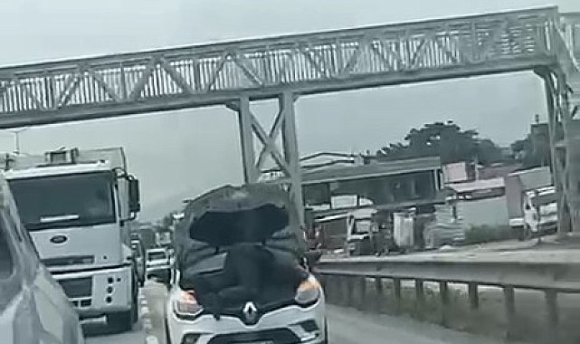Otomobilin motorunun üzerinde seyahat etti; o anlar kamerada