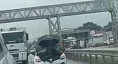 Otomobilin motorunun üzerinde seyahat etti; o anlar kamerada