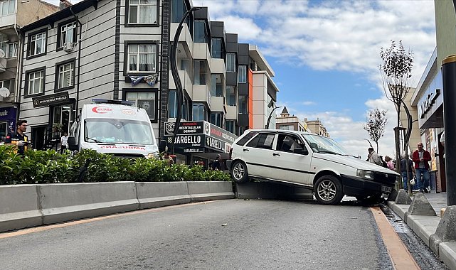 Otomobilin önce yayaya ardından da refüje çarptığı kaza kamerada