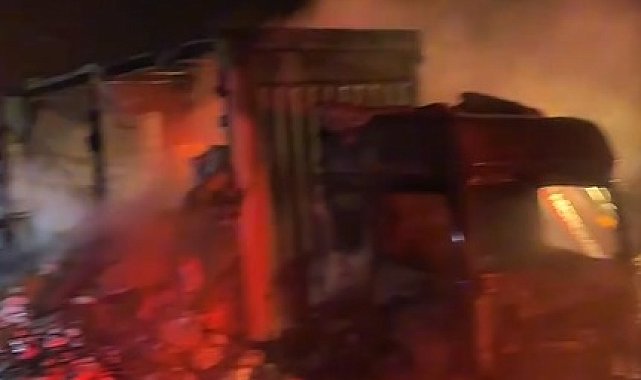 Otoyolda TIR yanarak kullanılamaz hale geldi