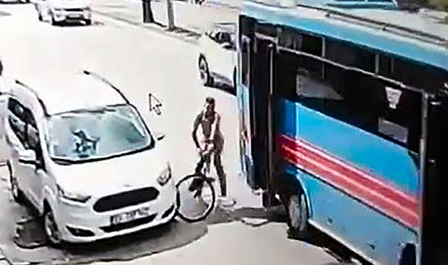 Özel halk otobüsünün açık olan kapısı bisikletliye çarptı; kaza kamerada