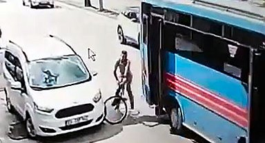 Özel halk otobüsünün açık olan kapısı bisikletliye çarptı; kaza kamerada