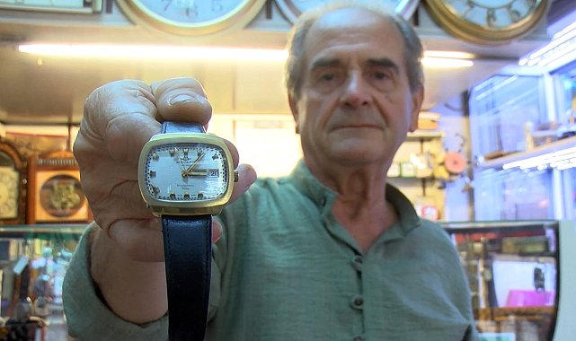 Parçaları tamirde kullanılmak için ayrılan yarım asırlık saat, bin 500 dolardan vitrine çıktı