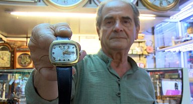 Parçaları tamirde kullanılmak için ayrılan yarım asırlık saat, bin 500 dolardan vitrine çıktı
