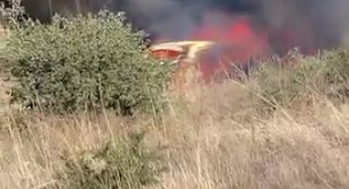 Park halindeki otomobilden çıkan yangın otluk alana sıçradı