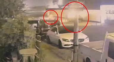 Park halindeki otomobili ateşe verdiler; o anlar kamerada
