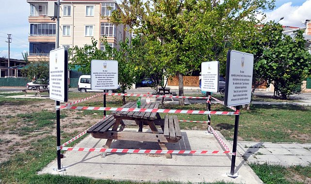 Parkta kirli bırakılan oturma grubu, 7 gün kullanıma kapatıldı