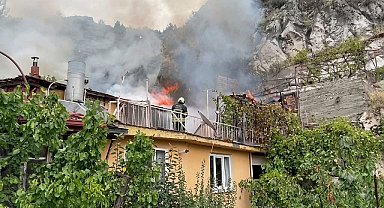 Pekmez yapmak için yakılan ocaktan çıkan yangını, tatbikata giden itfaiyeciler söndürdü