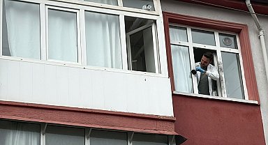 Pencereden düşüp ağır yaralandı