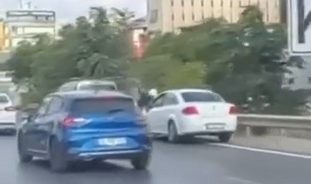 Pendik'te otomobilin çarptığı motosiklet sürücüsü yaralandı; kaza kamerada