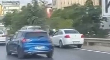 Pendik'te otomobilin çarptığı motosiklet sürücüsü yaralandı; kaza kamerada