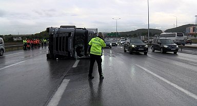 Pendik'te TIR devrildi; trafik yoğunluğu oluştu