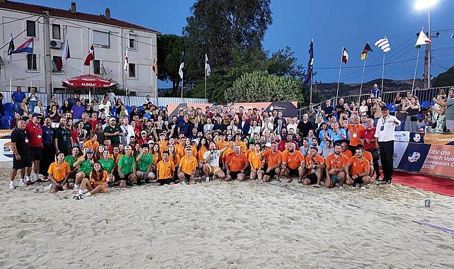 Plaj voleybolunda Avrupa'nın kalbi Foça'da attı