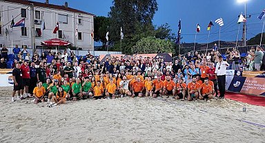 Plaj voleybolunda Avrupa'nın kalbi Foça'da attı