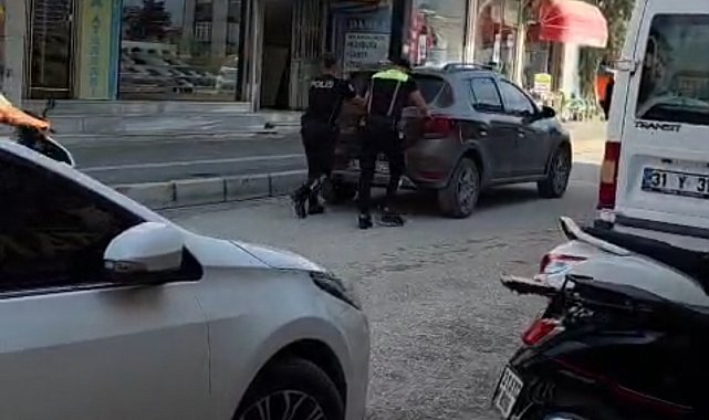 Polisler, arızalanan otomobili iterek sürücüye yardım etti