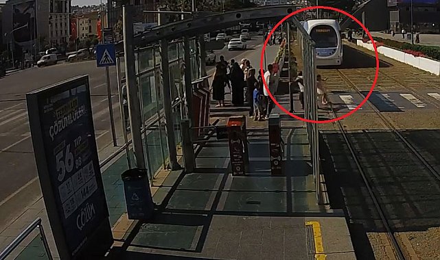Raylara atlayan küçük kızı tişörtünden çekerek kurtardı