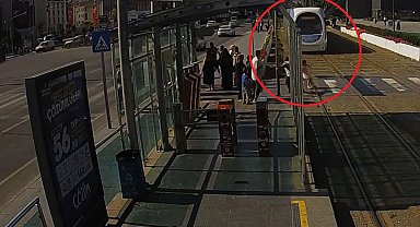 Raylara atlayan küçük kızı tişörtünden çekerek kurtardı