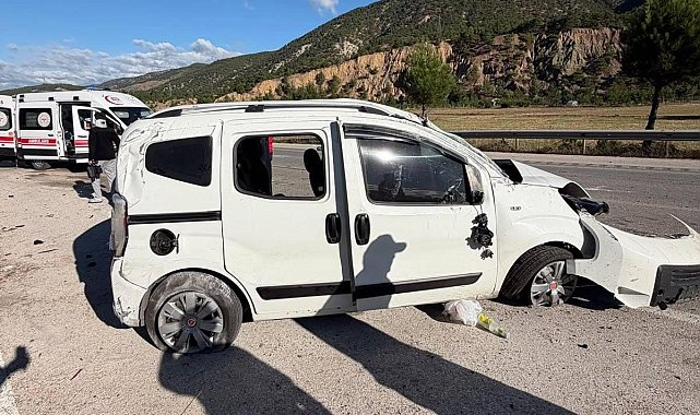 Refüje çarpan hafif ticari araç, takla attı; 4 yaralı