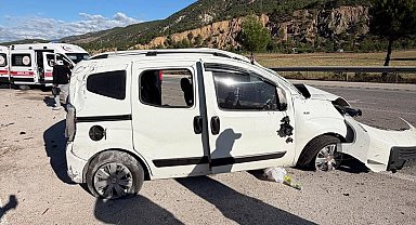 Refüje çarpan hafif ticari araç, takla attı; 4 yaralı