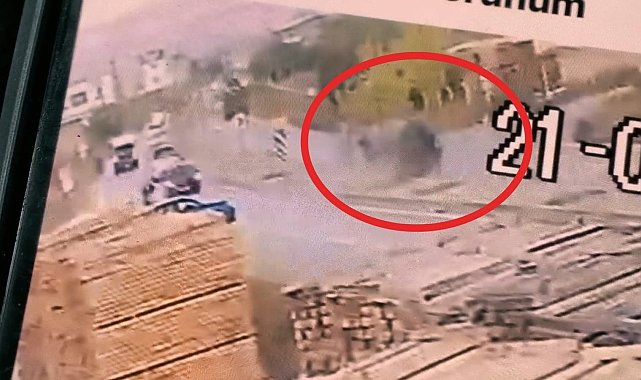 Refüje çarpan otomobilin devrilmesi kamerada; 1 yaralı